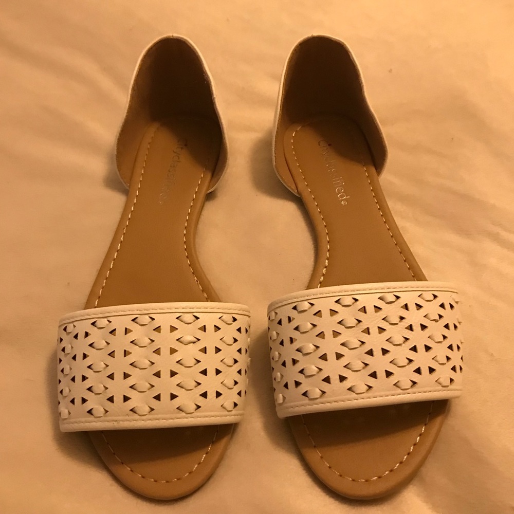 NWB Lulu’s White Slip On Sandals